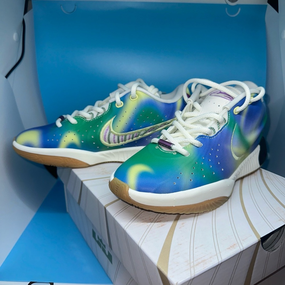 LEBRON XXI SE "MOVIE NIGHT" YOUTH SIZE 5.0  NEW MULTI-COLOR